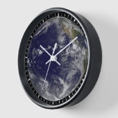 Full Earth toont verschillende tropische Stormen. (Hoek)