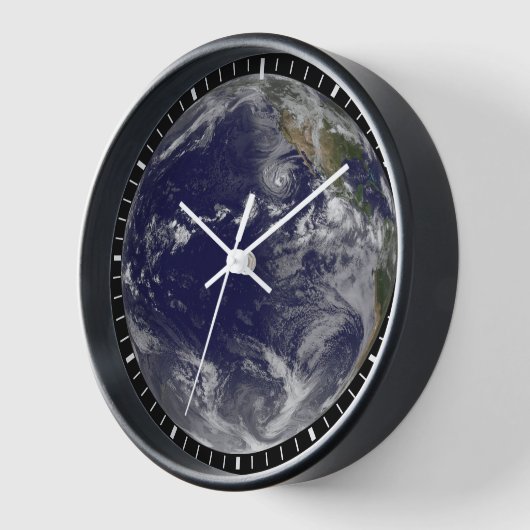 Full Earth toont verschillende tropische Stormen. (Hoek)