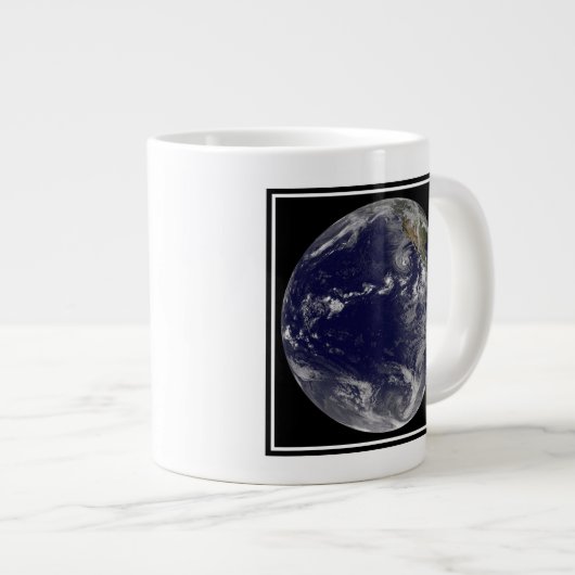 Full Earth toont verschillende tropische Stormen. Grote Koffiekop (Voorkant rechts)
