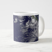 Full Earth toont verschillende tropische Stormen. Grote Koffiekop (Voorkant rechts)