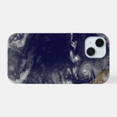 Full Earth toont verschillende tropische Stormen. iPhone 15 Case (Achterkant horizontaal)