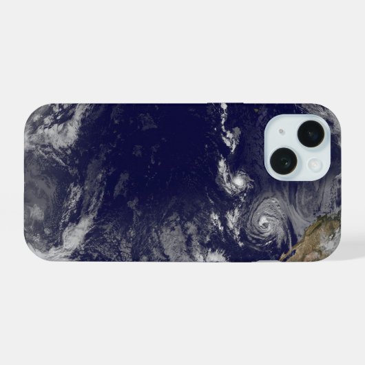 Full Earth toont verschillende tropische Stormen. iPhone 15 Case (Achterkant horizontaal)