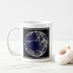 Full Earth toont verschillende tropische Stormen. Koffiemok