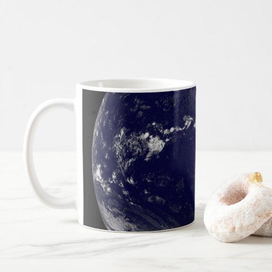 Full Earth toont verschillende tropische Stormen. Koffiemok (Met donut)