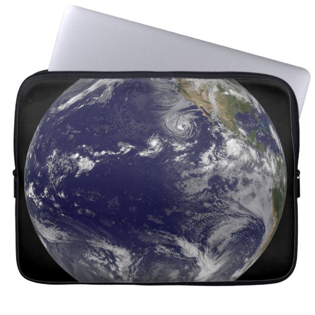 Full Earth toont verschillende tropische Stormen. Laptop Sleeve (Voorkant)
