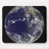 Full Earth toont verschillende tropische Stormen. Muismat (Voorkant)