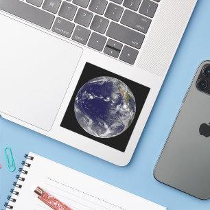 Full Earth toont verschillende tropische Stormen. Sticker