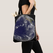 Full Earth toont verschillende tropische Stormen. Tote Bag (Dichtbij)