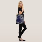 Full Earth toont verschillende tropische Stormen. Tote Bag (Op model)