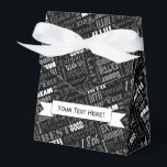 Fun 18th Birthday Party Favors Personalized Bedankdoosjes<br><div class="desc">Unieke en speciale typografie, het 18e decor van het verjaardagsfeest en geschenken. De tekst omvat heftig en fab bij 18. geweldig op 18, geweldig 18e verjaardagsfeestje, extra speciale 18e verjaardag, gelukkige 18e verjaardag, op 18e verjaardag, goed op 18, en verbluffende 18e verjaardag. Verkrijgbaar in heldere kleurrijke tekst in geel, roze,...</div>