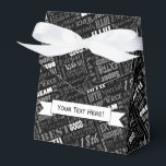 Fun 18th Birthday Party Favors Personalized Bedankdoosjes<br><div class="desc">Unieke en speciale typografie, het 18e decor van het verjaardagsfeest en geschenken. De tekst omvat heftig en fab bij 18. geweldig op 18, geweldig 18e verjaardagsfeestje, extra speciale 18e verjaardag, gelukkige 18e verjaardag, op 18e verjaardag, goed op 18, en verbluffende 18e verjaardag. Verkrijgbaar in heldere kleurrijke tekst in geel, roze,...</div>