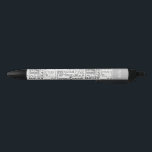 Fun 18th Birthday Party Favors Personalized Zwarte Inkt Pen<br><div class="desc">Unieke en speciale typografie, het 18e decor van het verjaardagsfeest en geschenken. De tekst is 18 jaar oud en fel. Geweldig op 18 jaar, geweldig op 18e verjaardag, extra speciale 18e verjaardag, gelukkige 18e verjaardag, op 18e verjaardag, goed op 18 jaar en verbluffende 18e verjaardag. Verkrijgbaar in heldere kleurrijke tekst...</div>