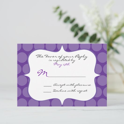 Fun Big Paarse Polka Dots Weddenschap RSVP Reply C (Staand voorkant)