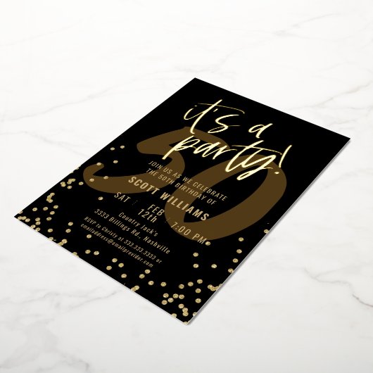 Fun Black 50th Birthday Real Gold Foil Uitnodiging (Gedraaid)