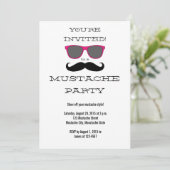 Fun Black Mustache PinkSunbril Party Invitation Kaart (Staand voorkant)