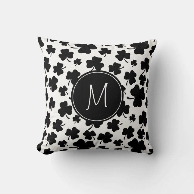 Fun Black & White Shamrock Pattern met monogram Kussen (Voorkant)