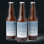 Fun Blue Glitter Drip 21st Birthday Party Bier Etiket<br><div class="desc">Deze leuke 21ste verjaardagsbierbrouweretiketten zijn voorzien van een lichtblauwe faux glitter drip border en blauwe ombre background. Pas ze aan met haar naam in blauw handschrift script,  met haar verjaardag en datum hieronder in blue sans serif font.</div>