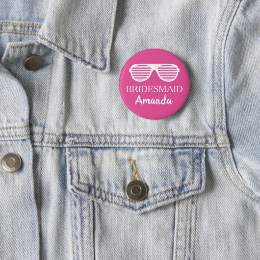 Fun bridesmaid name badge button voor bruiloft (In situ)