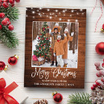 Fun Calligrafie kersthout foto Briefkaart<br><div class="desc">Modern Fun Calligraphy Script Merry Kerstfamilie Briefkaart van de feestdag - Rustisch landhout met String Lights</div>