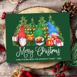 Fun Calligraphy Merry Kerstgnomen Green Briefkaart<br><div class="desc">Het moderne Manuscript van de Kalligrafie van de Ventilator Merry Kerstmis Waterverf Gnomen Briefkaart met Pine Bomen en kleurrijke koordlichten. Familienaam en Jaar - Forest Green Background</div>