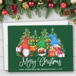 Fun Calligraphy Merry Kerstgnomen Green Feestdagenkaart<br><div class="desc">Modern Fun Calligraphy Script Merry Kerstmis Waterverf Gnomes Holiday Card met Pine Trees met kleurrijke snaarlichten. Familienaam en Jaar - Forest Green Background</div>