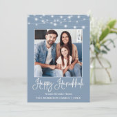 Fun Calligraphy String Lights Foto Blue Hanukkah Feestdagenkaart (Staand voorkant)