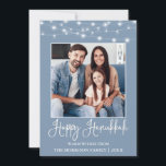 Fun Calligraphy String Lights Foto Blue Hanukkah Feestdagenkaart<br><div class="desc">Modern Fun Calligraphy Script Happy Hanukkah Family Photo Holiday Kaart - Dusty Blue met String Lights</div>