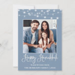 Fun Calligraphy String Lights Foto Blue Hanukkah Feestdagenkaart<br><div class="desc">Modern Fun Calligraphy Script Happy Hanukkah Family Photo Holiday Kaart - Dusty Blue met String Lights</div>