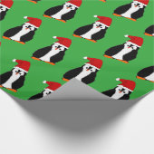 Fun Cartoon-kerstpinguïn in Santa Hat Cadeaupapier (Hoek)