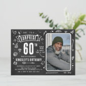 Fun Chalkboard - Stationfoto Surprise 60th Birthda Kaart (Staand voorkant)