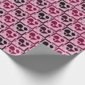 Fun Checkered Hearts Zacht Roze en Wijnrood Cadeaupapier (Hoek)