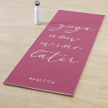 Fun Chic Berry Paarse roze Yoga nu wijn later Yogamat<br><div class="desc">Funny Berry Paarse roze kalligrafie script Yoga Wine Later Yoga Mat</div>