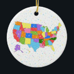 Fun Colorful Pastel Snowflakes and Map of the USA Keramisch Ornament<br><div class="desc">Decoreer je boom met deze leuke,  kleurrijke en schattige versiering die pastelsneeuwvlokken bevat die over een kaart van de Verenigde Staten vallen. De kaarten bestaan uit een regenboog van pastelkleuren.</div>