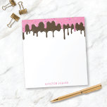 Fun Cute Ice Cream Drivers, persoonlijk met naam Notitieblok<br><div class="desc">Dit leuke,  gepersonaliseerde notitieblok heeft een rand bovenaan de druppels van aardbeien en chocolade-ijs met jouw naam in een casual lettertype. Dit leuke ontwerp is een uitstekende keuze voor iedereen EN maakt een leuk cadeau!</div>
