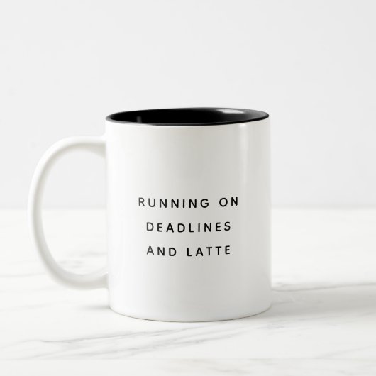 Fun Deadlines Coworker Latte Cute Trendy Quote Tweekleurige Koffiemok (Links)