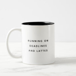 Fun Deadlines Coworker Lattes Cute Trendy Quote Tweekleurige Koffiemok