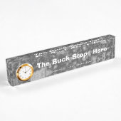 Fun Desk tekent hier de Buck Stops Naambordje