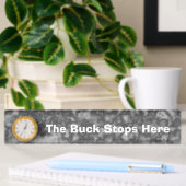 Fun Desk tekent hier de Buck Stops Naambordje