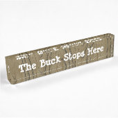 Fun Desk tekent hier de Buck Stops Naambordje