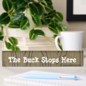 Fun Desk tekent hier de Buck Stops Naambordje