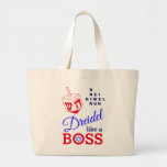 Fun Dreidel als een Boss Hanukkah Grote Tote Bag<br><div class="desc">Fun, stijlvol DREIDEL ALS EEN BOSS Hanukkah Grote Canvas tas die is ontworpen met rode dans en blauwe, jaloezie en rode typografie. In de rechterbovenhoek kunt u de namen van de vier driezijdige zijden lezen in een woordpuzzelformaat (HEI kan zo nodig worden gewijzigd in HEY of HAY). In de O...</div>