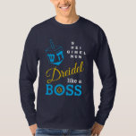 Fun Dreidel als een Boss Hanukkah T-shirt<br><div class="desc">Fun, stijlvol DREIDEL ALS EEN BOSS Hanukkah Long-Sleeved T-Shirt, ontworpen met blauw droidel en blauw, geel en wit typografie. In de rechterbovenhoek kunt u de namen van de vier driezijdige zijden lezen in een woordpuzzelformaat (HEI kan zo nodig worden gewijzigd in HEY of HAY). In de O van BOSS zit...</div>