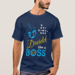 Fun Dreidel als een Boss Hanukkah T-shirt<br><div class="desc">Fun, stijlvol DREIDEL ZOALS EEN BOSS Hanukkah T-Shirt, ontworpen met blauwe dans en blauwe, gele en witte typografie. In de rechterbovenhoek kunt u de namen van de vier driezijdige zijden lezen in een woordpuzzelformaat (HEI kan zo nodig worden gewijzigd in HEY of HAY). In de O van BOSS zit een...</div>