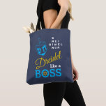 Fun Dreidel als een Boss Hanukkah Tote Bag<br><div class="desc">Fun, stijlvol DREIDEL ALS EEN BOSS Hanukkah-Canvas tas die is ontworpen met blauwe dans en blauwe, gele en witte typografie. In de rechterbovenhoek kunt u de namen van de vier driezijdige zijden lezen in een woordpuzzelformaat (HEI kan zo nodig worden gewijzigd in HEY of HAY). In de O van BOSS...</div>