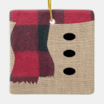 Fun Farmhouse Burlap Snowman Pset Scarf en Buttonn Keramisch Ornament<br><div class="desc">Wat leuk! Een creatief ontwerp dat iedereen zeker glimlacht! Viel het vakantie- en winterseizoen met deze moderne trendy draai op een traditionele boerderijfavoriet. Het huisgeïnspireerde ontwerp op het keramische Ornament is voorzien van een bruine faux-hoepel van een sneeuwpop met een feestelijke rode en donkergrijze buffelbalk en drie zwarte knoppen. De...</div>