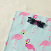 Fun Flamingos Pattern Monogrammed Strandlaken (In situ)