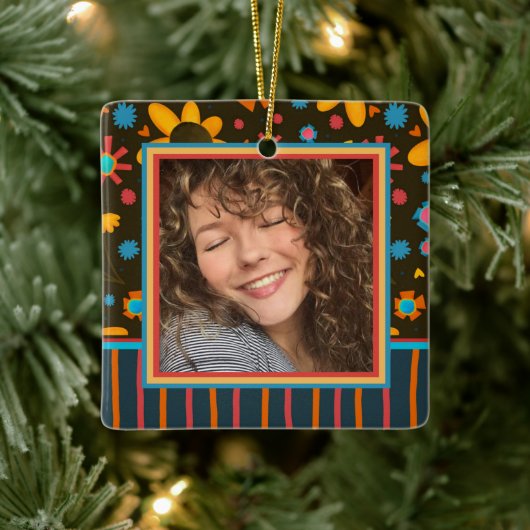 Fun Floral Daisy Custom Foto Naam Datum Keramisch Ornament (Boom)