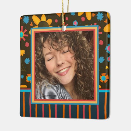 Fun Floral Daisy Custom Foto Naam Datum Keramisch Ornament (Links)