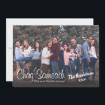 Fun Fotosjabloon Joodse platte feestdag Kaart<br><div class="desc">Wat een leuke manier om je familie en vrienden te begroeten! Verzend hen een gepersonaliseerd wenskaart met uw eigen foto. Upload uw eigen foto eenvoudig en verander de familienaam in uw eigen. Op de kaartrug, kunt u uw eigen joyous feast bericht schrijven of u kunt de tekst verwijderen en de...</div>