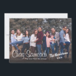 Fun Fotosjabloon Joodse platte feestdag Kaart<br><div class="desc">Wat een leuke manier om je familie en vrienden te begroeten! Verzend hen een gepersonaliseerd wenskaart met uw eigen foto. Upload uw eigen foto eenvoudig en verander de familienaam in uw eigen. Op de kaartrug, kunt u uw eigen joyous feast bericht schrijven of u kunt de tekst verwijderen en de...</div>